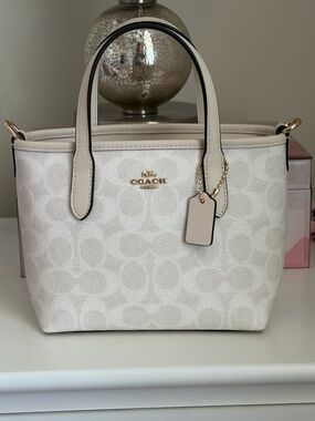 Mini city tote
Chalk/gold
Sold out color
Unused 
Purchased directly from coach